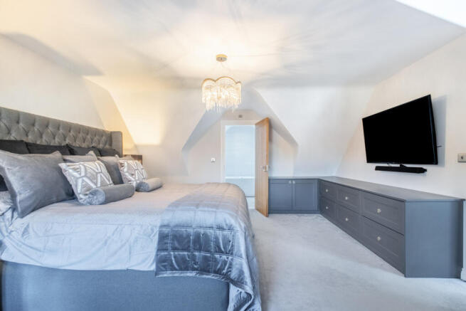 5 bed Detached for sale Image 8
