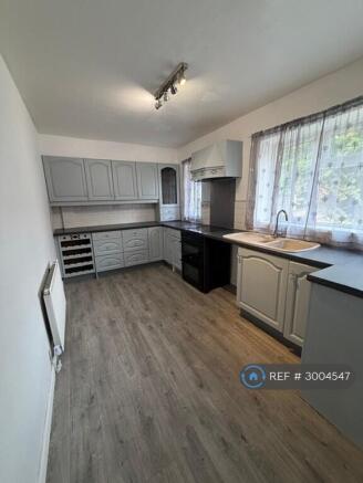 4 bed Semi-Detached to rent Image 5