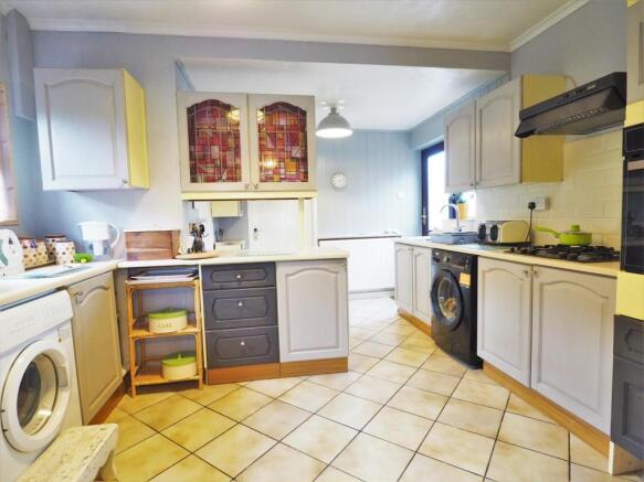 Generous Fitted Kitchen 932