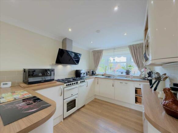 4 bed Semi-Detached for sale Image 11