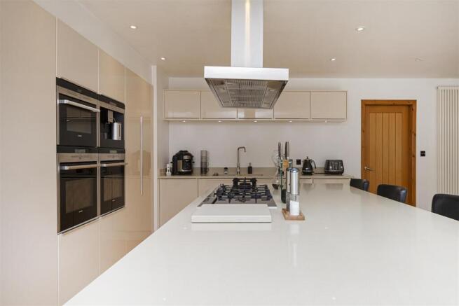 6 bed Detached for sale Image 5