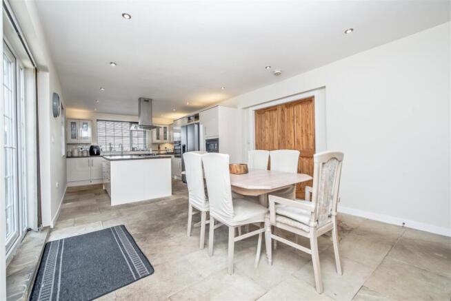 5 bed Detached for sale Image 4