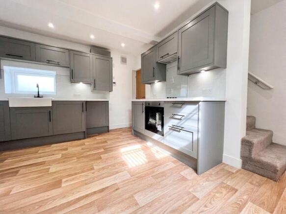 2 bed Terraced to rent Image 4