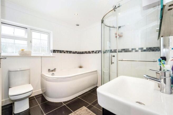 bathroom17the gardens.jpg