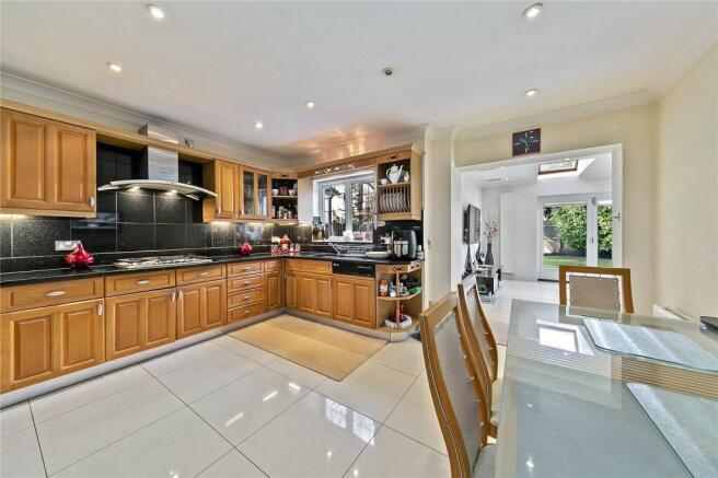 Warwick Close, Hampton photo 4