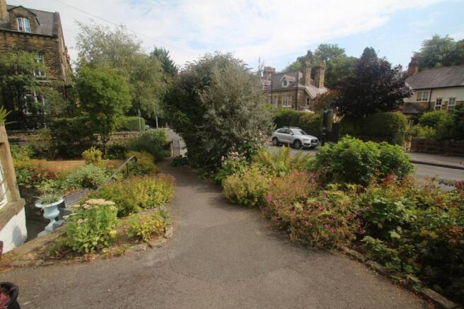 2 bed Flat to rent Image 11