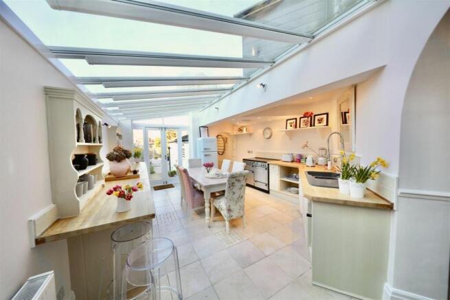 4 bed Terraced for sale Image 5
