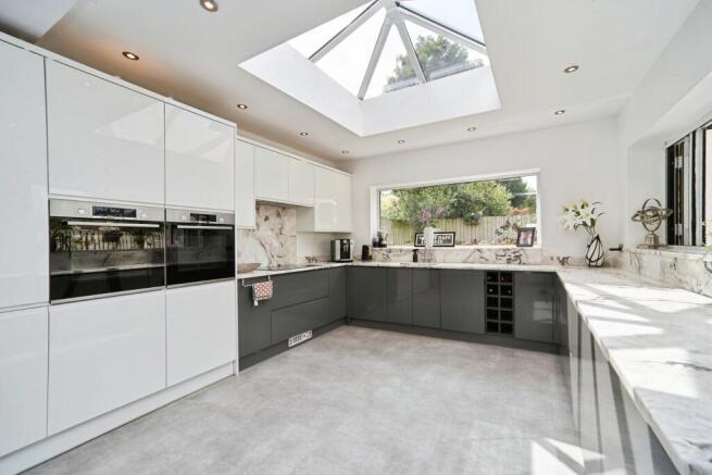 5 bed Detached for sale Image 8