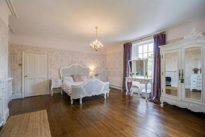 5 bed Detached for sale Image 7