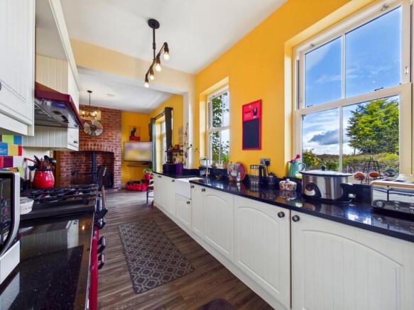 6 bed Detached for sale Image 9