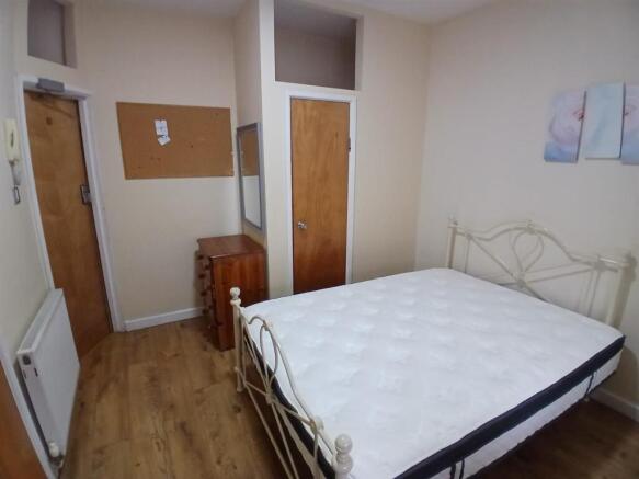 Room 1 - Ensuite Bedroom