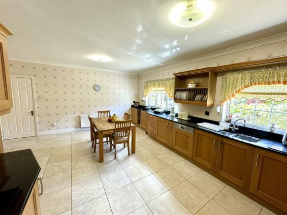 KITCHEN/BREAKFAST ROOM