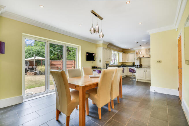 Bristowe Avenue, Great Baddow, Chelmsford photo 2