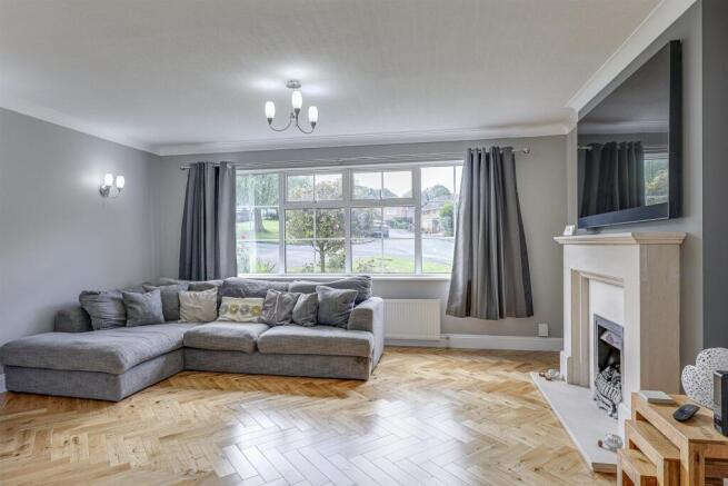 5 bed Detached for sale Image 7