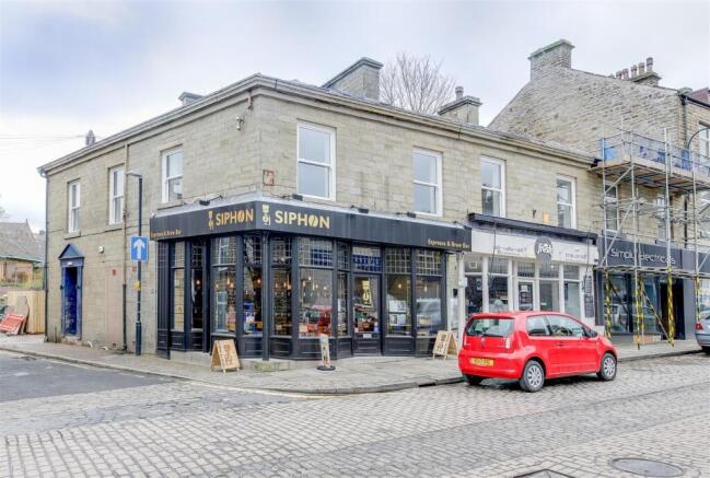 Excellent Town Centre Position
