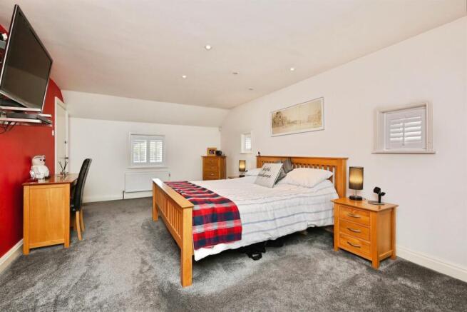 9 bed Detached for sale Image 12