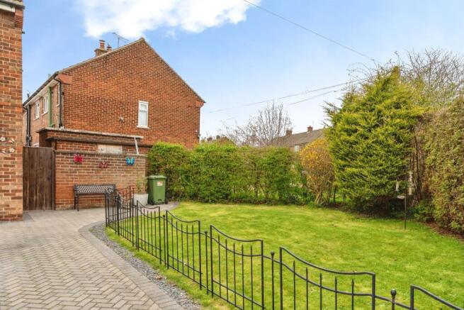4 bedroom end of terrace house for sale in Thirlmere Road, Chester