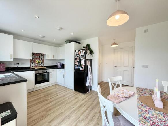 3 bed Semi-Detached for sale Image 6