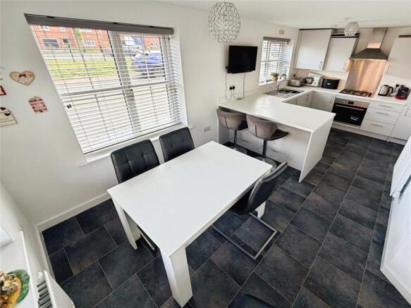 4 bed Detached for sale Image 6