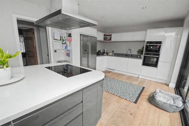 5 bed Detached for sale Image 6