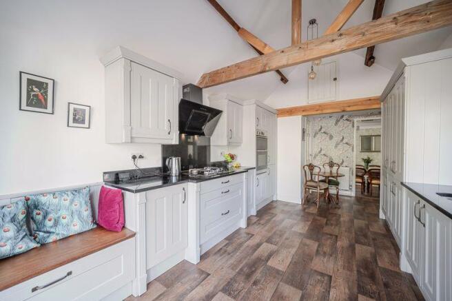5 bed Detached for sale Image 8