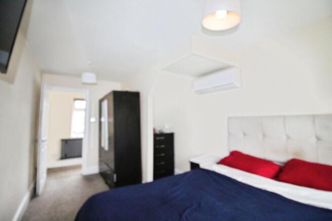 5 bed Semi-Detached for sale Image 8