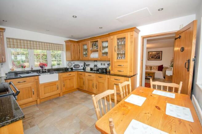 Kitchen pic 2.jpg