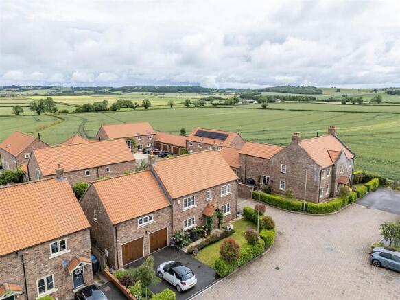 5 bed Detached for sale Image 8