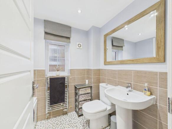 4 bed Link Detached House for sale Image 10