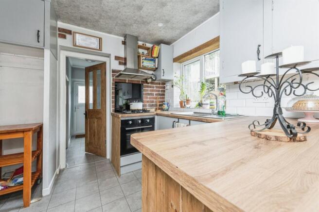 5 bed Semi-Detached for sale Image 4