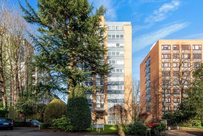 Studio flat for sale in Hilltop House. Hornsey Lane, Highgate N6
