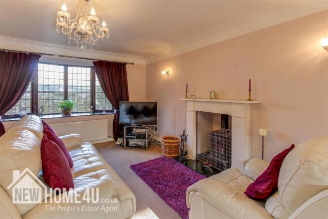 LOUNGE / DINING ROOM: