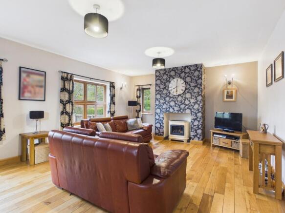 6 bed Detached for sale Image 9