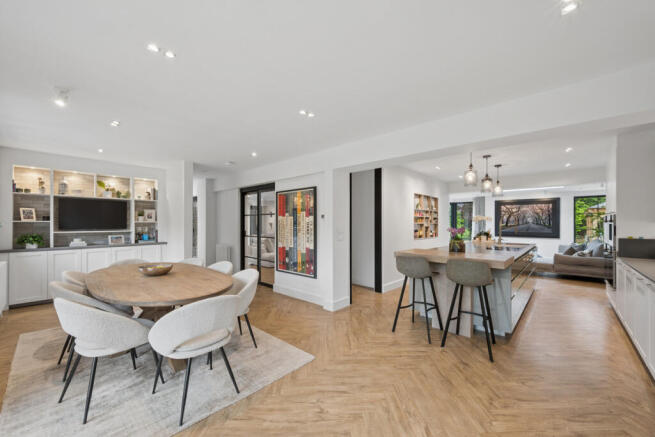 7 bed Detached for sale Image 5