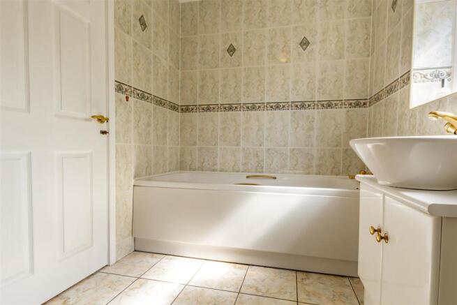 Bathroom_DSC5978-HDR copy.jpg