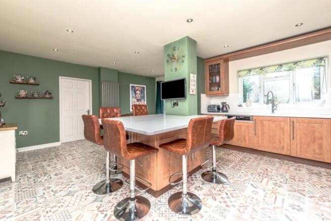 6 bed Detached for sale Image 9