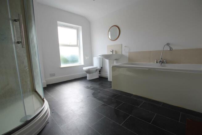 FIRST FLOOR BATHROOM
