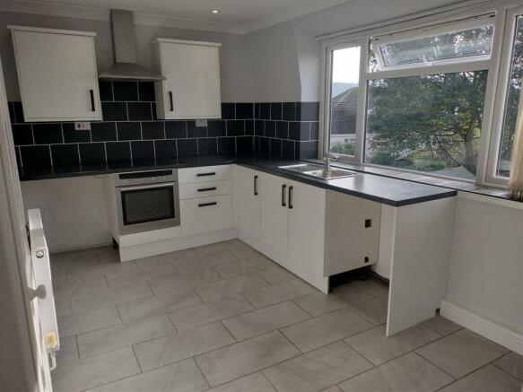34 bryn glas kitchen.jpg