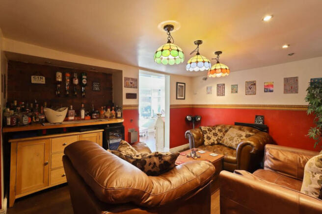5 bed Detached for sale Image 10