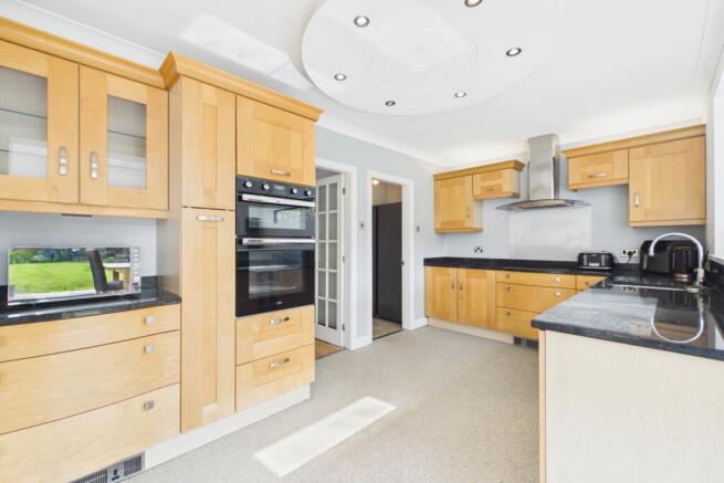 5 bed Detached for sale Image 11
