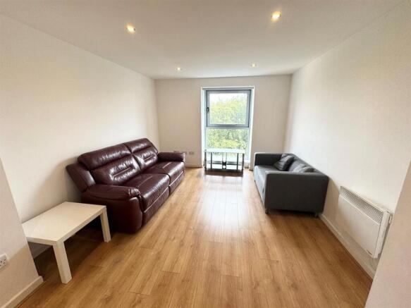 31 Heysmoor Heights - Living room.jpg