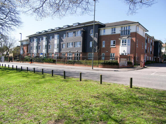 1 Bedroom Retirement Flat in Goodwin Court for Sa
