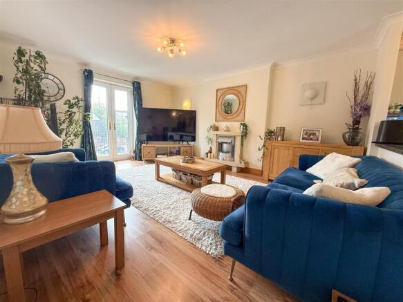 OPEN PLAN LOUNGE BREAKFAST KITCHEN