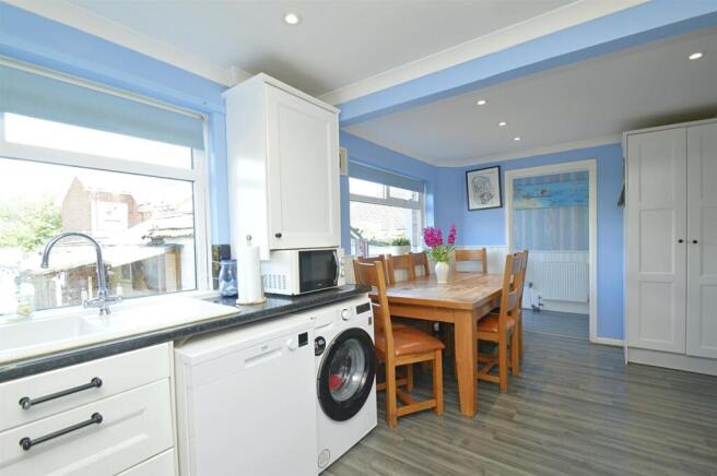Ideal Family Home * Lake photo 4