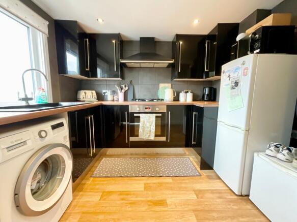 2 bed Flat for sale Image 5