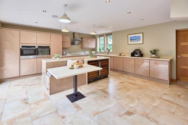 4 bed Detached for sale Image 7