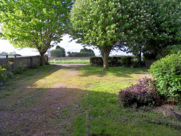 DRIVEWAY/FRONT VIEW
