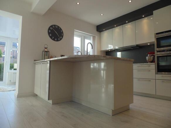 Superb Contemporary Styled Kitchen With Adjoining Dining Area