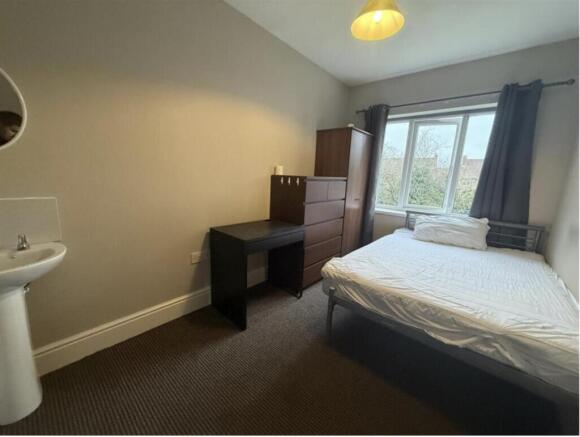5 bed House to rent Image 5