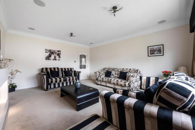 Suntroy Grove, Jackton photo 4